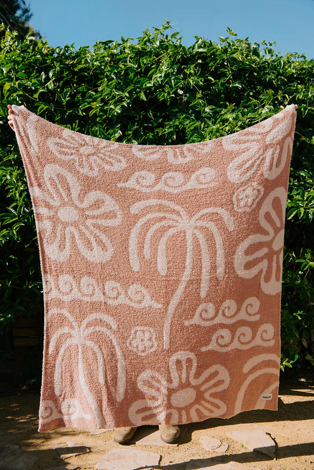 SUNDREAM Hanalei Plush Throw - Island Blush