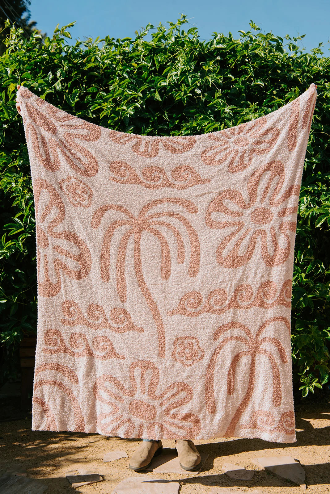SUNDREAM Hanalei Plush Throw - Island Blush