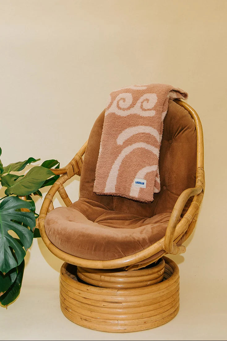 SUNDREAM Hanalei Plush Throw - Island Blush