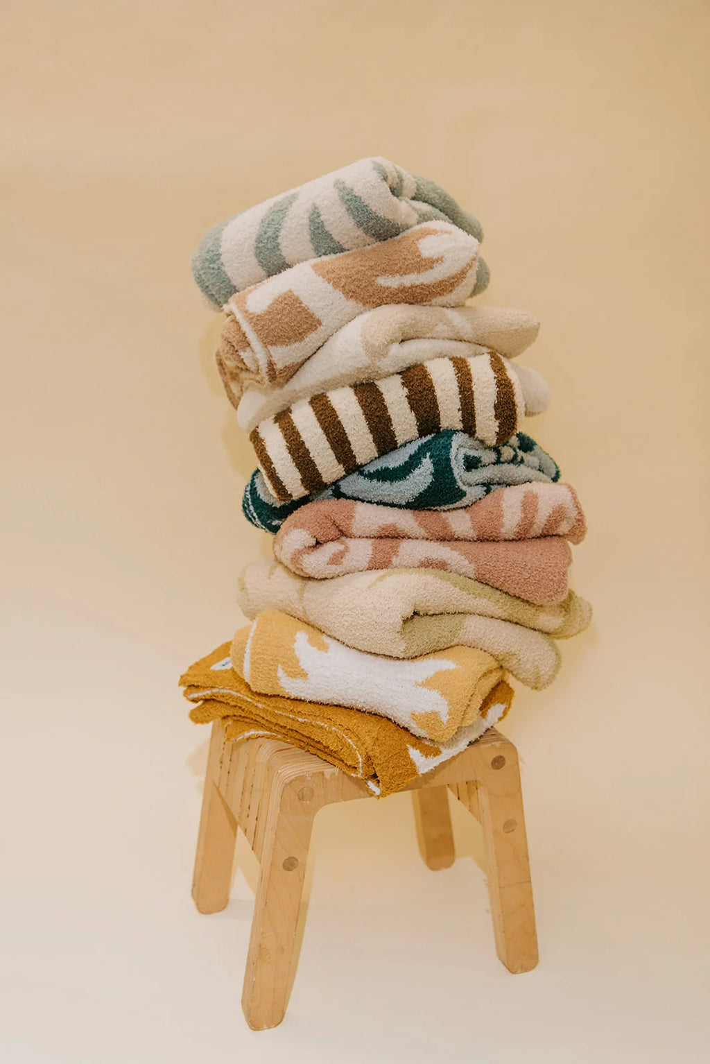 SUNDREAM Coffee & Cream Stripe Plush Throw